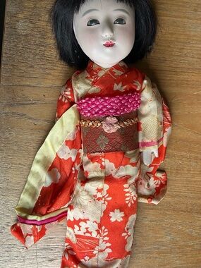 Traditional Ichiamatsuu Kimono Porcelain Doll